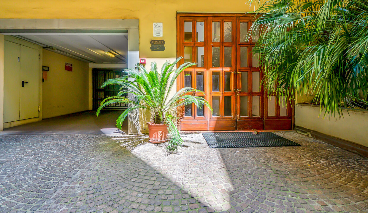 Esterno01